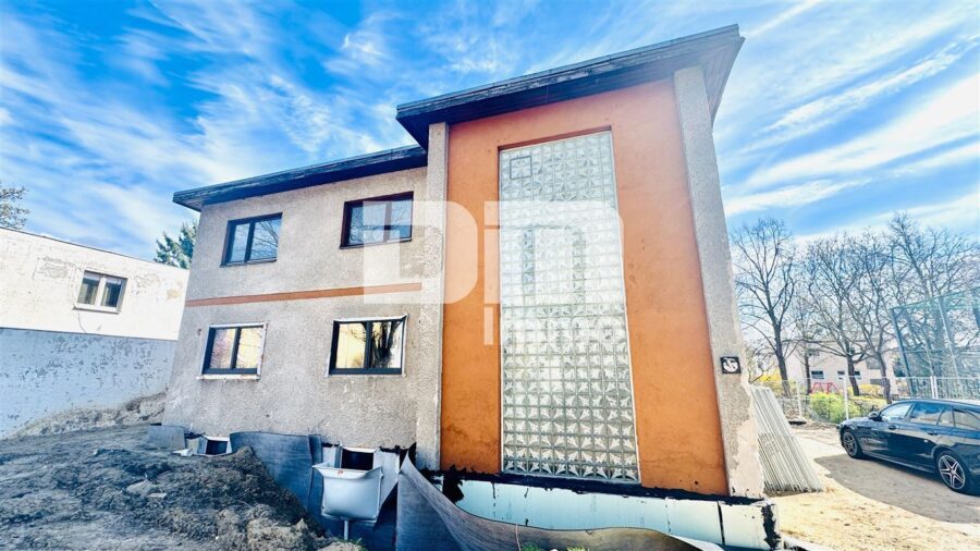 Teilsaniertes 1 - 2 Familienhaus + Fertige Projektierung auf großem Grundstück in Traumlage - Frontansicht Titel